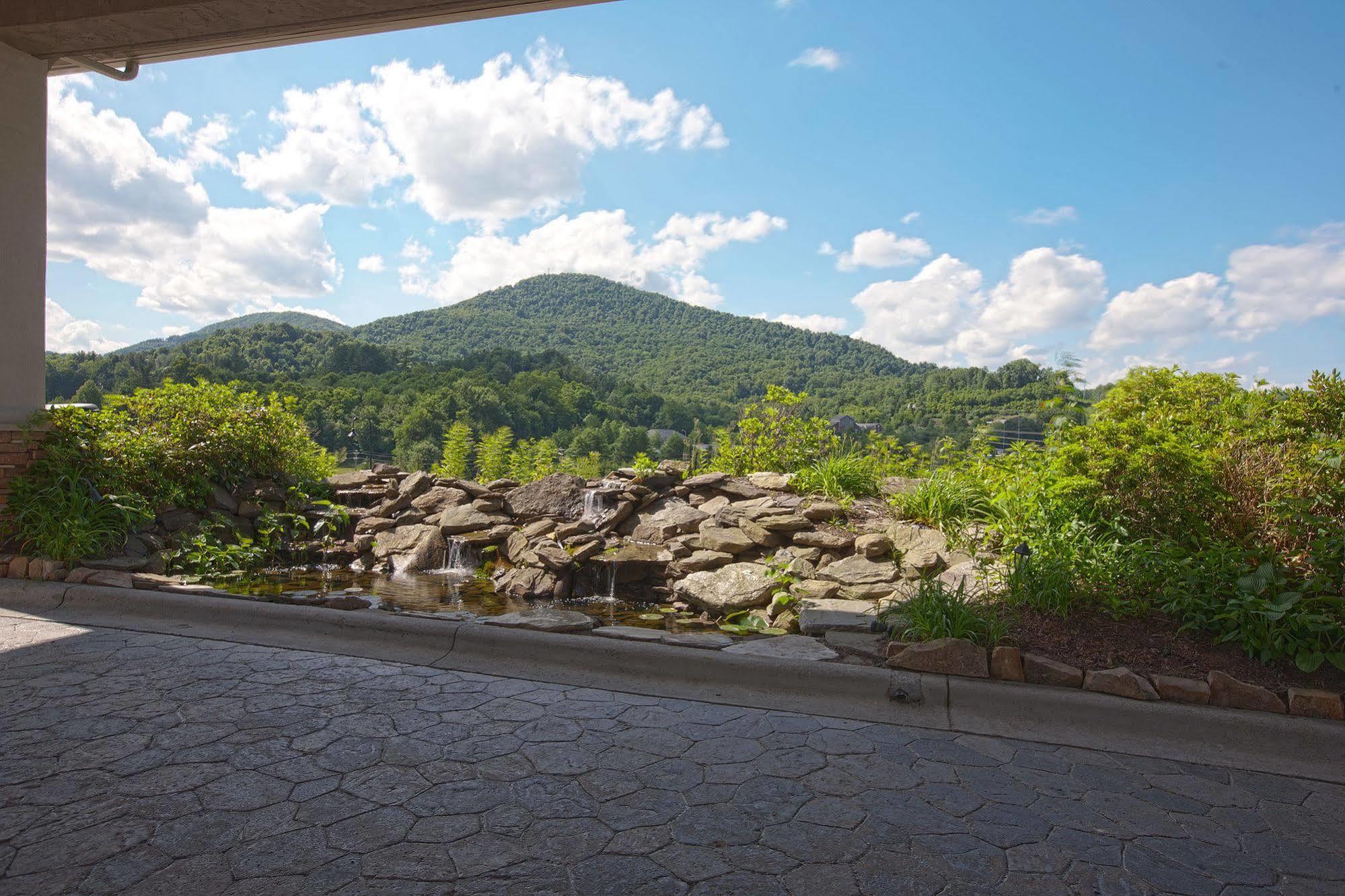 Quality Inn & Suites Boone - University Area Exterior photo